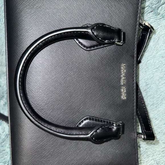 Like new Michael Kors handbag. - Picture 8 of 11